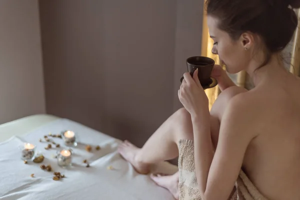 Donna e tazza di caffè o tè al mattino — Foto Stock