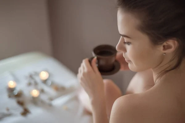 Spa. donna e tazza di caffè o tè al mattino — Foto Stock