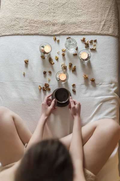 Spa. donna e tazza di caffè o tè al mattino — Foto Stock