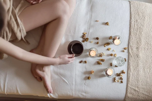 Donna e tazza di caffè o tè al mattino — Foto Stock