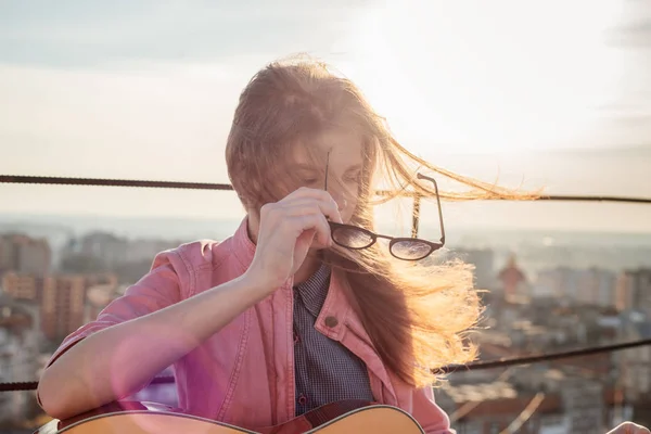 Jeune belle femme avec une guitare sur le toit — Photo