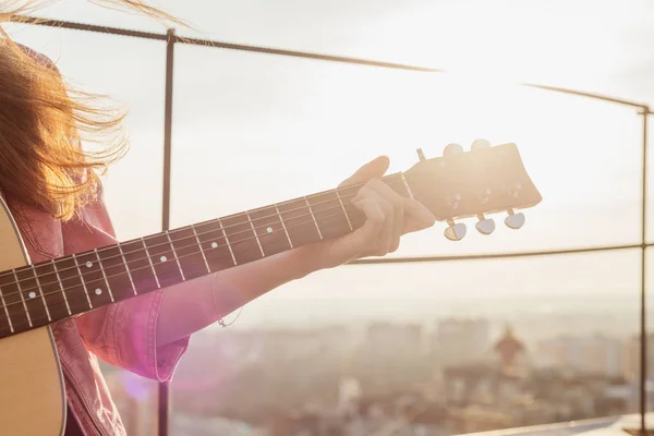 Jeune belle femme jouer à la guitare sur le toit gros plan — Photo