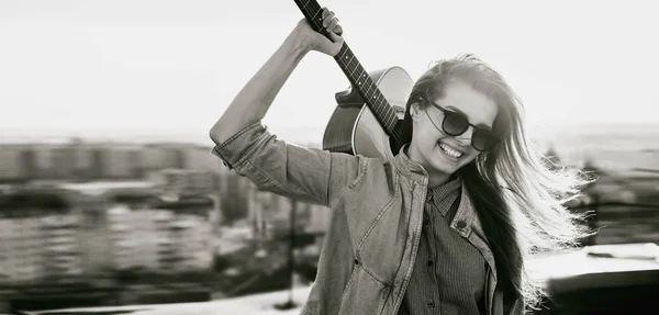 Glückliche Frau mit einer Gitarre. Kopierraum — Stockfoto