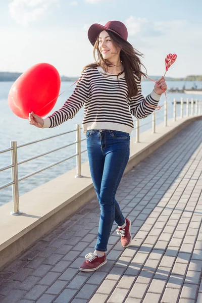 Retrato bastante feliz sonriente mujer con globos de aire corazón shap — Foto de Stock