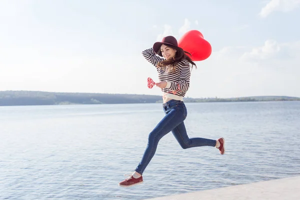 Retrato bastante feliz sonriente mujer con globos de aire corazón shap — Foto de Stock