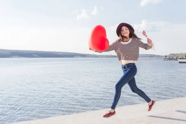 Retrato bastante feliz sonriente mujer con globos de aire corazón shap — Foto de Stock
