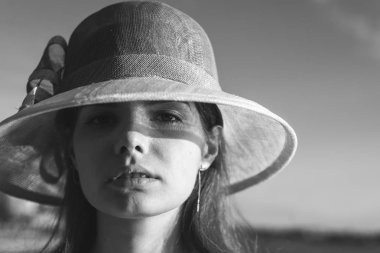BW yaz şapkalı bir kadın portresi