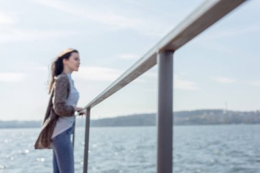 korkuluk üzerinde odaklanın. Mutlu genç güzel w yaz portresi