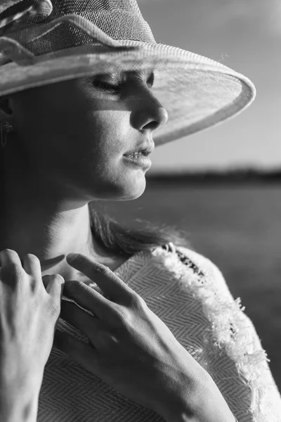 Bw Sommerporträt einer Frau mit Hut — Stockfoto