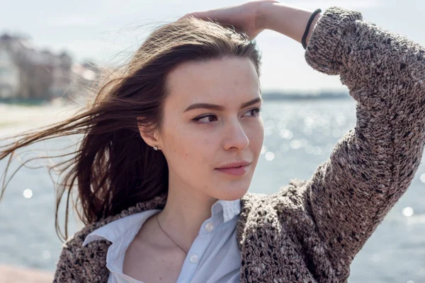 Retrato de verano de la joven feliz hermosa mujer con una sonrisa — Foto de Stock