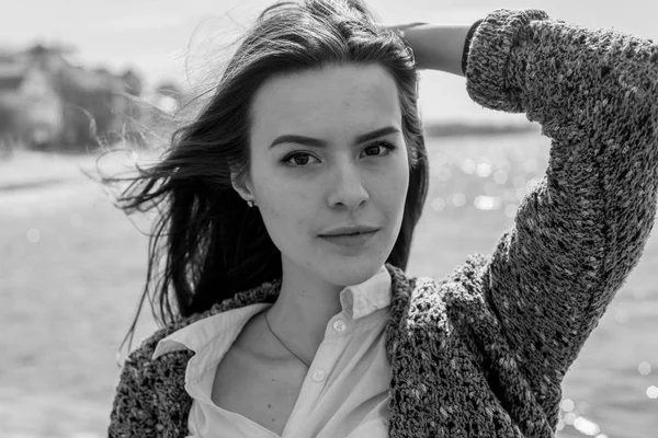 Bw Retrato de verano de joven feliz hermosa mujer con una sonrisa — Foto de Stock