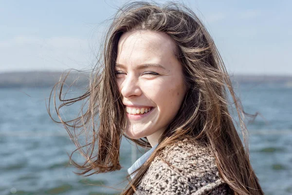 Retrato de verano de la joven feliz hermosa mujer con una sonrisa — Foto de Stock