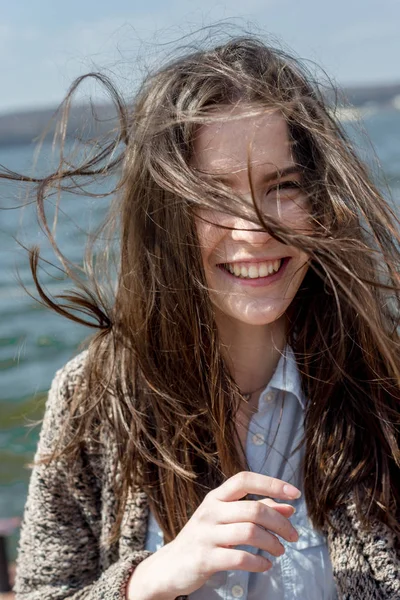 Summer portrait of happy young beautiful woman with a smile — Stock Photo, Image