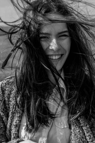 Bw Retrato de verão de feliz jovem mulher bonita com um sorriso — Fotografia de Stock