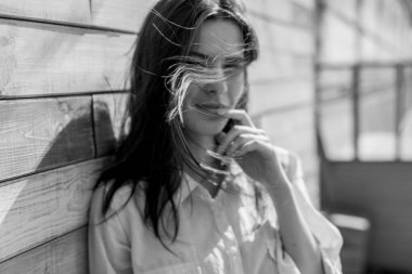 saç üzerinde odaklanın. BW yaz mutlu genç güzel kadın portresi