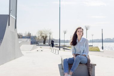 Bir gülümseme ile mutlu genç güzel kadın portresi yaz