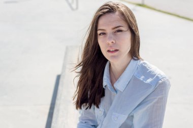 Bir gülümseme ile mutlu genç güzel kadın portresi yaz