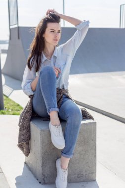 Bir gülümseme ile mutlu genç güzel kadın portresi yaz