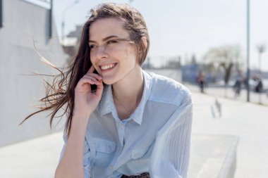 Bir gülümseme ile mutlu genç güzel kadın portresi yaz