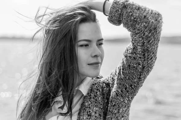 Bw Retrato de verano de joven feliz hermosa mujer con una sonrisa — Foto de Stock