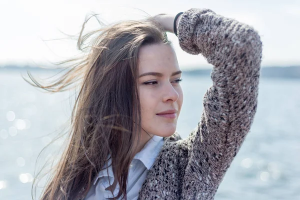 Retrato de verano de la joven feliz hermosa mujer con una sonrisa — Foto de Stock