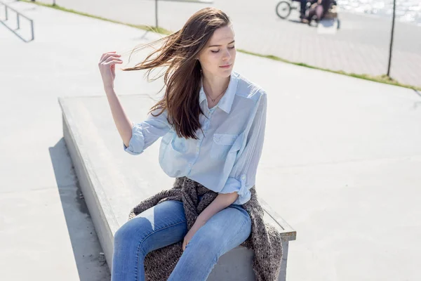 Sommerporträt einer glücklichen jungen schönen Frau mit einem Lächeln — Stockfoto