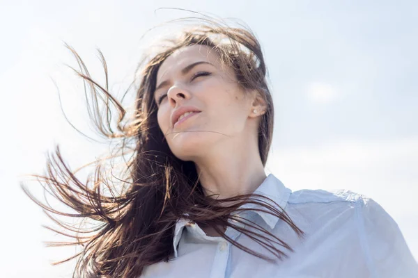 Retrato de verano de la joven feliz hermosa mujer con una sonrisa — Foto de Stock