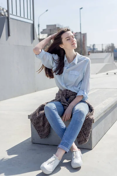 Retrato de verano de la joven feliz hermosa mujer con una sonrisa — Foto de Stock