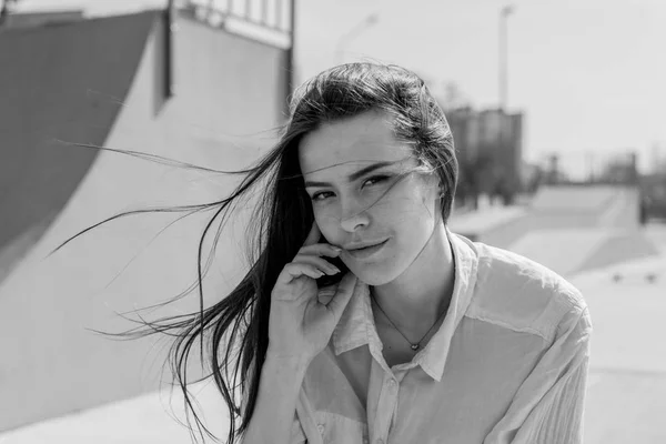 Bw Retrato de verano de joven feliz hermosa mujer con una sonrisa — Foto de Stock