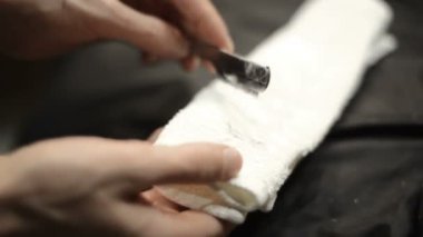 Kuaför mendil havlu üzerinde bıçak temizlemek için