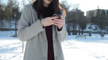 telefonunuzda açık genç kadın manifatura ileti