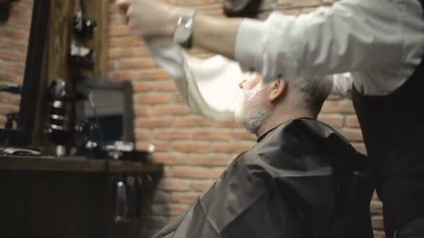 Idoso aposentado ativo velho barbudo idoso envelhecido com cabelos grisalhos na barbearia cabeleireiro — Vídeo de Stock