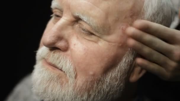 活跃的退休老人老年大胡子老年人头发花白在理发店发型师 — 图库视频影像