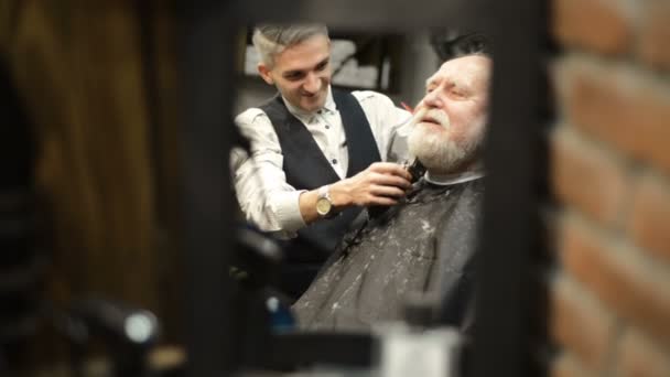 Idoso aposentado ativo velho barbudo idoso envelhecido com cabelos grisalhos na barbearia cabeleireiro — Vídeo de Stock