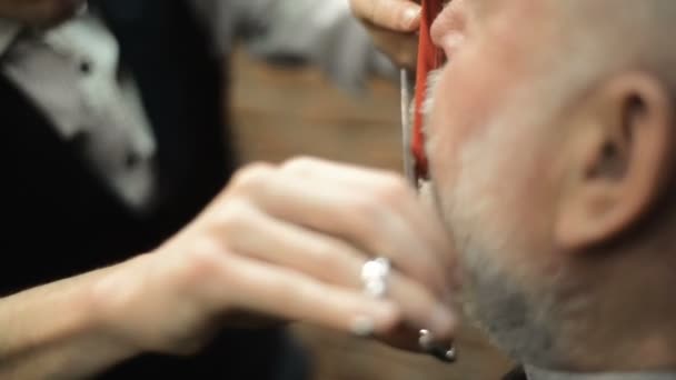 Активный пожилой бородатый пожилой мужчина в возрасте от 5 лет с седыми волосами в парикмахерской парикмахера — стоковое видео