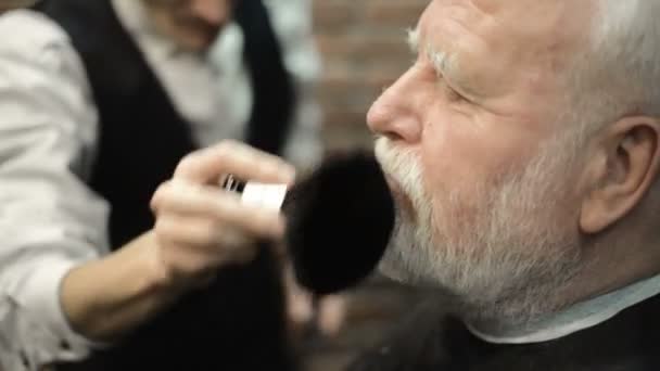 Actieve gepensioneerde ouderen oude bebaarde senior man leeftijd met grijzende haren in kapper winkel haarstylist — Stockvideo