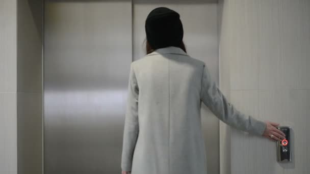 Junge Frau dreht durch, kann den Aufzug nicht erwarten — Stockvideo