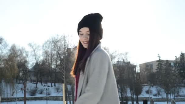 Jeune femme tournant joyeuse en plein air — Video