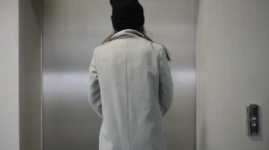 genç kadın go crazy, Asansör için sabırsızlanıyorum