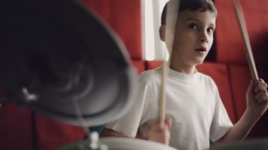 küçük çocuk elektronik davul çalma