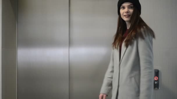 若い女性が夢中になる、エレベーターを待つことができません。 — ストック動画