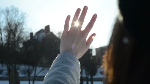 Giovane donna che gioca con il sole con la mano all'aperto — Video Stock