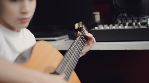 Ragazzo suonare la chitarra — Video Stock