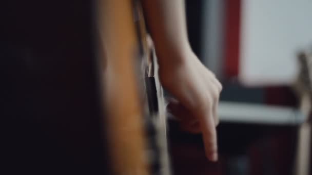 Boy tocar la guitarra — Vídeo de stock