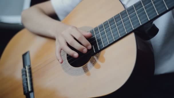 Boy tocar la guitarra — Vídeos de Stock