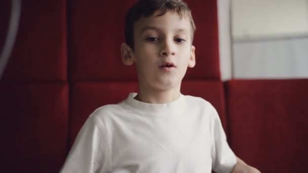 Bambino che suona la batteria elettronica — Video Stock