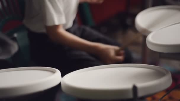 전자 드럼을 재생 하는 어린 소년 — 비디오