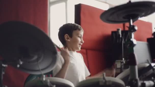 Malý kluk hraje na elektronické bicí — Stock video