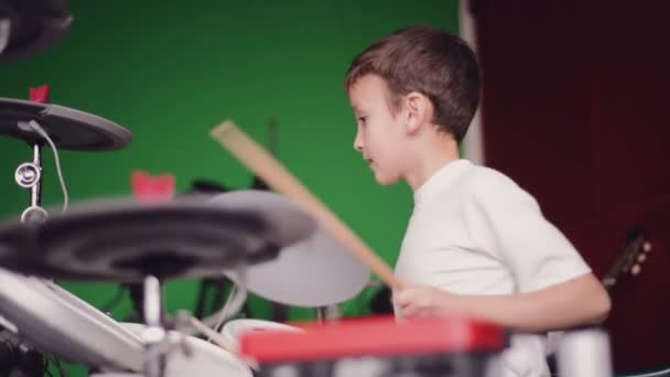 Malý kluk hraje na elektronické bicí — Stock video