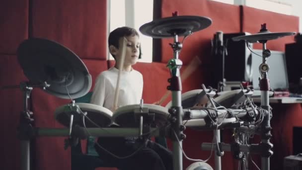 Niño pequeño tocando tambores electrónicos — Vídeos de Stock